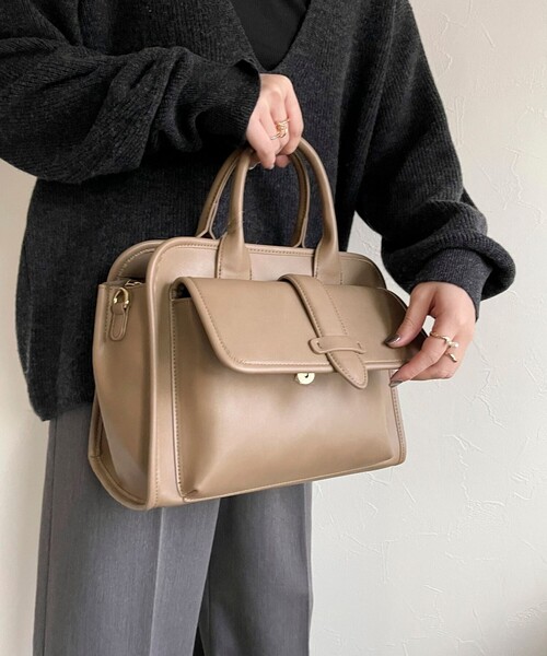 fredy emue(フレディエミュ)の「ベルトフラップパーテーショントートバッグ(トートバッグ・レディース・ベージュ/ブラック・FREE)」の1枚目の写真