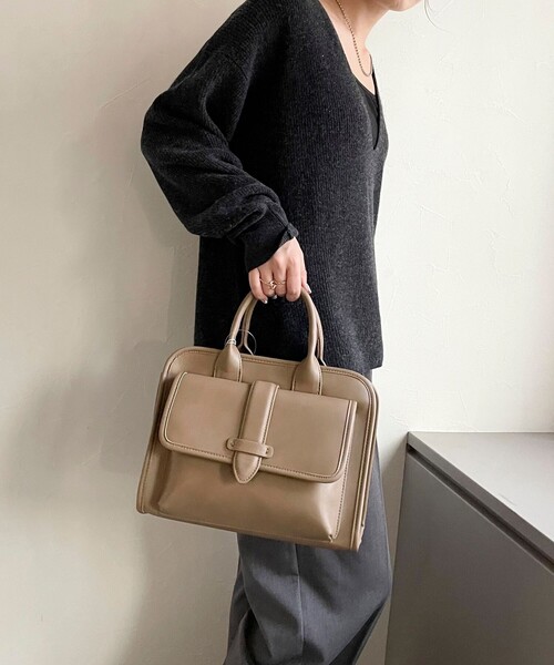 fredy emue(フレディエミュ)の「ベルトフラップパーテーショントートバッグ(トートバッグ・レディース・ベージュ/ブラック・FREE)」の3枚目の写真