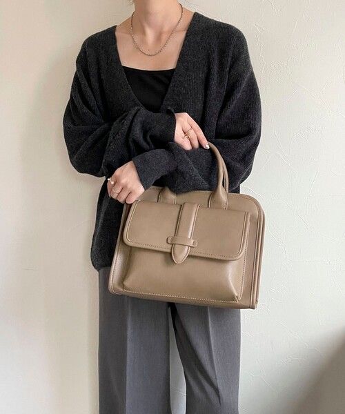 fredy emue(フレディエミュ)の「ベルトフラップパーテーショントートバッグ(トートバッグ・レディース・ベージュ/ブラック・FREE)」の4枚目の写真