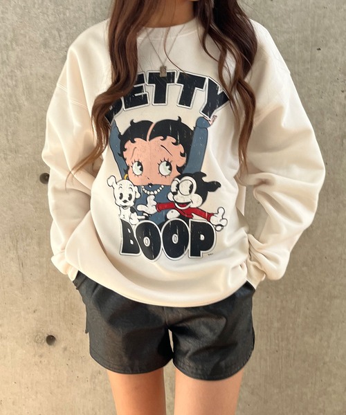 GLAMOROUS JANE(グラマラスジェーン)の「裏起毛BETTY BOOPBハートバックプリントプルオーバー(スウェット・レディース・ブラック/チャコールグレー/アイボリー・FREE)」の1枚目の写真