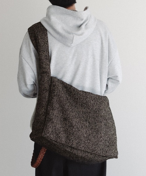 epnok（エプノック）の「ツイードライクビッグショルダーバッグ（ショルダーバッグ・メンズ・ブラウン/ブラック・ONE SIZE）」の15枚目の写真
