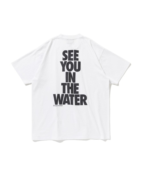 MAGIC NUMBER(マジック ナンバー)の「【MAGIC NUMBER】SEE YOU IN THE WATER PIGMENT S/S T-SHIRT(GOAT)(Tシャツ/カットソー・メンズ・ホワイト/キャメル/ブラック・MEDIUM/LARGE/X-LARGE)」の1枚目の写真