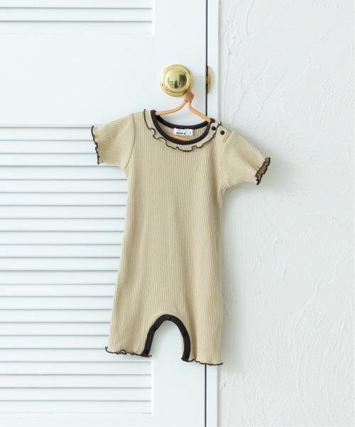 pairmanon（ペアマノン）の「【ベビー】無地 花柄 配色メロー フリル半袖ロンパース（ロンパース・キッズ・ピンク/ホワイト系その他/テラコッタ/ブルー系その他/パープル/モカ/ライトベージュ/イエロー系その他/ブラック/ブルー/ライトイエロー・80/70）」の5枚目の写真