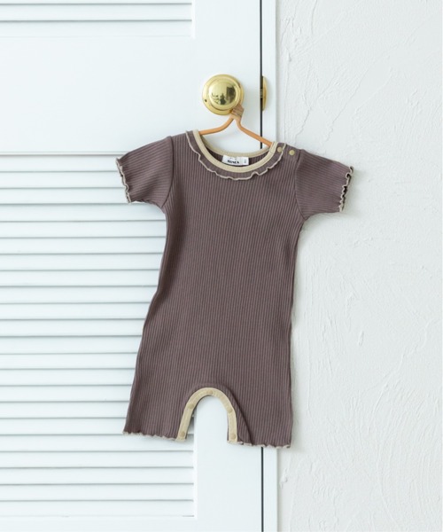 pairmanon（ペアマノン）の「【ベビー】無地 花柄 配色メロー フリル半袖ロンパース（ロンパース・キッズ・ピンク/ホワイト系その他/テラコッタ/ブルー系その他/パープル/モカ/ライトベージュ/イエロー系その他/ブラック/ブルー/ライトイエロー・80/70）」の3枚目の写真