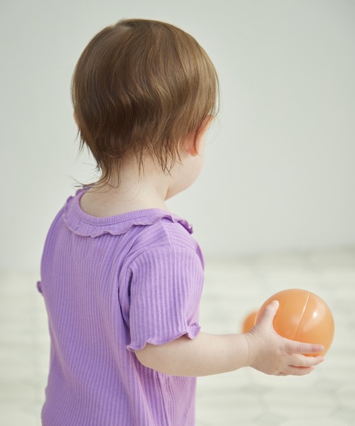 pairmanon（ペアマノン）の「【ベビー】無地 花柄 配色メロー フリル半袖ロンパース（ロンパース・キッズ・ピンク/ホワイト系その他/テラコッタ/ブルー系その他/パープル/モカ/ライトベージュ/イエロー系その他/ブラック/ブルー/ライトイエロー・80/70）」の20枚目の写真