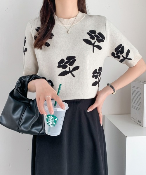 ECLIN(エクラン)の「総柄フラワージャガード半袖ニットプルオーバー(ニット/セーター・レディース・ベージュ/ブラック・FREE)」の2枚目の写真