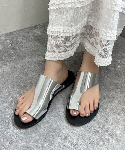 NICOLAS LAINAS（ニコラスライナス）の「【NICOLAS LAINAS/ニコラスライナス】サムカバーメタルトングサンダル（サンダル・レディース・シルバー/ゴールド・37/38）」の4枚目の写真