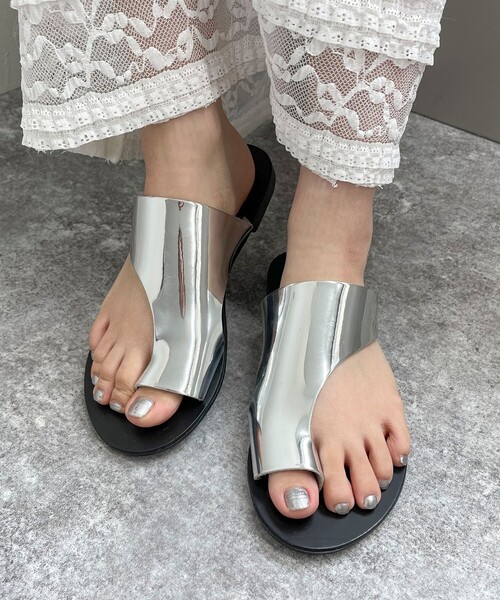 NICOLAS LAINAS（ニコラスライナス）の「【NICOLAS LAINAS/ニコラスライナス】サムカバーメタルトングサンダル（サンダル・レディース・シルバー/ゴールド・37/38）」の3枚目の写真