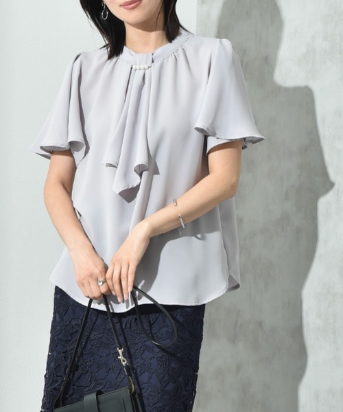 INTERPLANET(インタープラネット)の「モスクレープパールメタルバー付フレアー袖ブラウス(シャツ/ブラウス・レディース・オフホワイト/グレー/ブラック・FREE)」の3枚目の写真