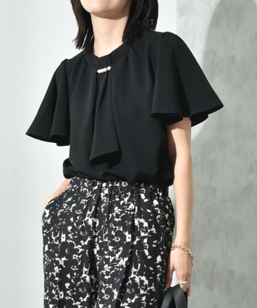 INTERPLANET(インタープラネット)の「モスクレープパールメタルバー付フレアー袖ブラウス(シャツ/ブラウス・レディース・オフホワイト/グレー/ブラック・FREE)」の2枚目の写真