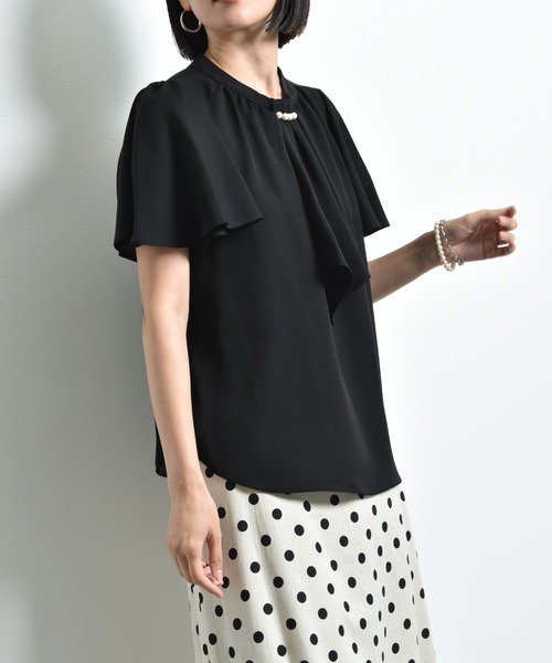 INTERPLANET(インタープラネット)の「モスクレープパールメタルバー付フレアー袖ブラウス(シャツ/ブラウス・レディース・オフホワイト/グレー/ブラック・FREE)」の11枚目の写真