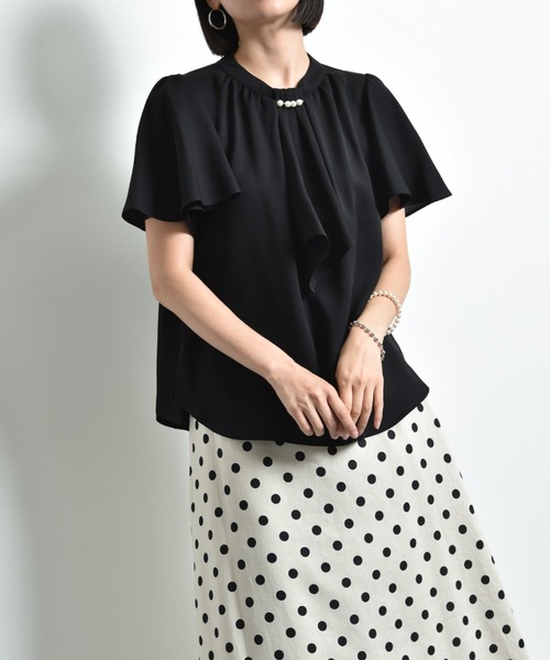 INTERPLANET(インタープラネット)の「モスクレープパールメタルバー付フレアー袖ブラウス(シャツ/ブラウス・レディース・オフホワイト/グレー/ブラック・FREE)」の10枚目の写真