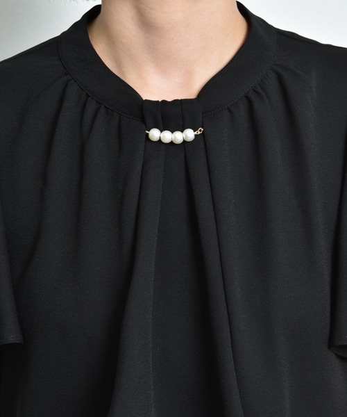 INTERPLANET(インタープラネット)の「モスクレープパールメタルバー付フレアー袖ブラウス(シャツ/ブラウス・レディース・オフホワイト/グレー/ブラック・FREE)」の14枚目の写真