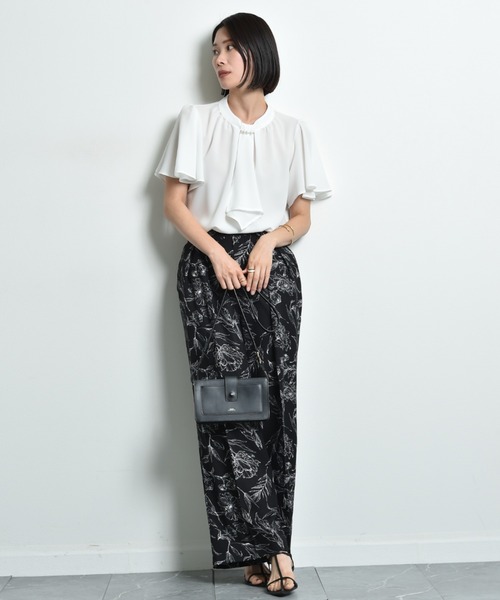 INTERPLANET(インタープラネット)の「モスクレープパールメタルバー付フレアー袖ブラウス(シャツ/ブラウス・レディース・オフホワイト/グレー/ブラック・FREE)」の5枚目の写真