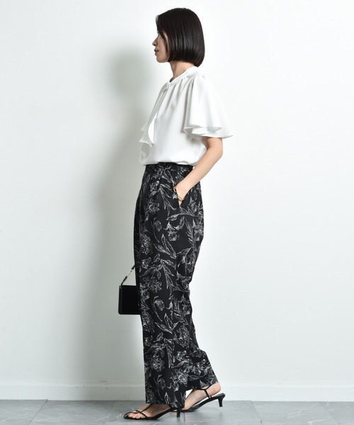 INTERPLANET(インタープラネット)の「モスクレープパールメタルバー付フレアー袖ブラウス(シャツ/ブラウス・レディース・オフホワイト/グレー/ブラック・FREE)」の8枚目の写真