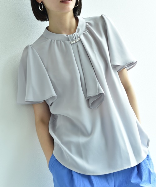 INTERPLANET(インタープラネット)の「モスクレープパールメタルバー付フレアー袖ブラウス(シャツ/ブラウス・レディース・オフホワイト/グレー/ブラック・FREE)」の19枚目の写真