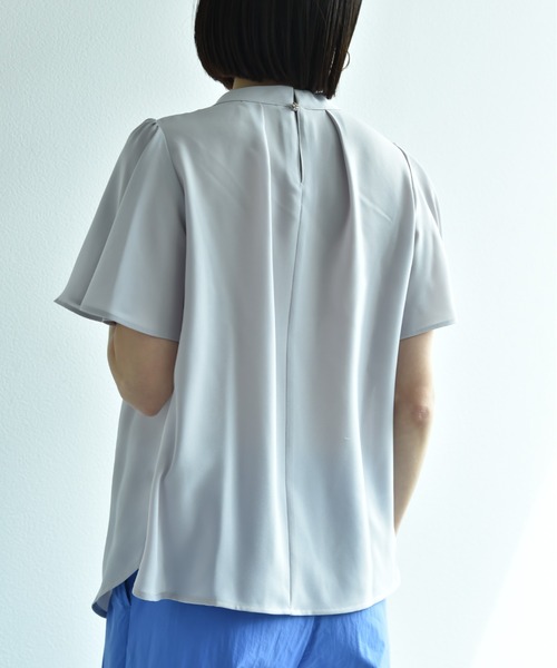 INTERPLANET(インタープラネット)の「モスクレープパールメタルバー付フレアー袖ブラウス(シャツ/ブラウス・レディース・オフホワイト/グレー/ブラック・FREE)」の21枚目の写真