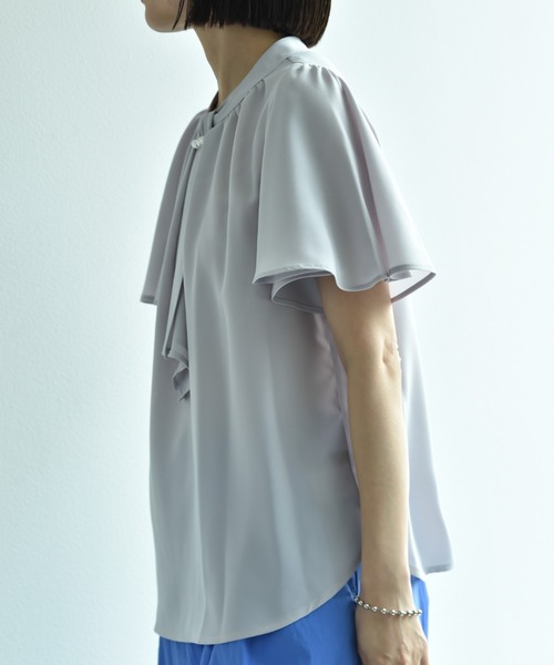 INTERPLANET(インタープラネット)の「モスクレープパールメタルバー付フレアー袖ブラウス(シャツ/ブラウス・レディース・オフホワイト/グレー/ブラック・FREE)」の22枚目の写真