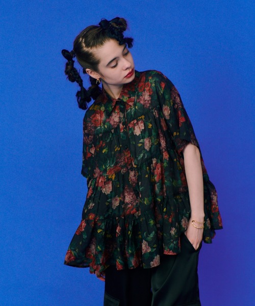 manana suerte（マニャーナスエルテ）の「FLOWERシアーティアードブラウス（シャツ/ブラウス・レディース・ブラック/ブルーグレー・FREE）」の4枚目の写真