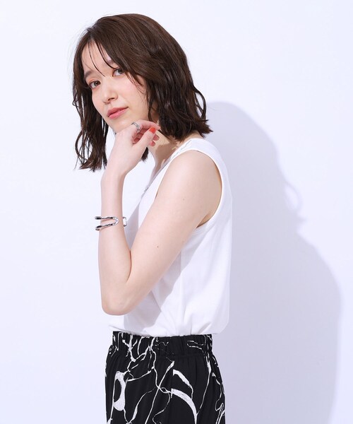 SHOO・LA・RUE（シューラルー）の「さりげないビーズで差をつける ビーズネックタンクトップ（タンクトップ・レディース・ホワイト/ブラック/ダークグレー・03/04/02）」の18枚目の写真