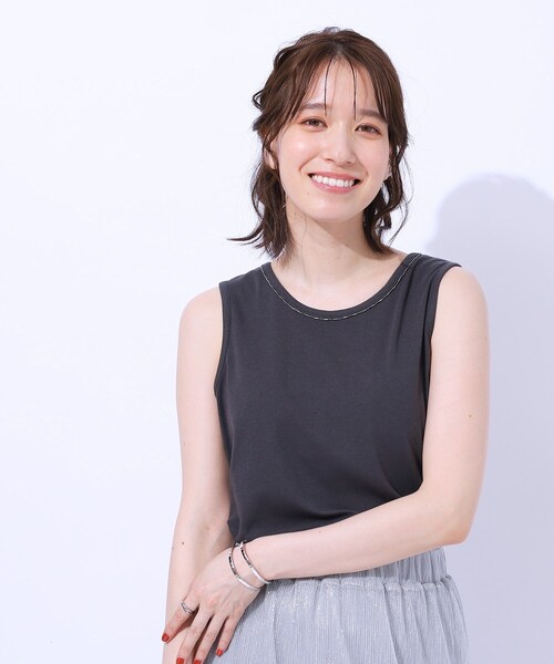 SHOO・LA・RUE（シューラルー）の「さりげないビーズで差をつける ビーズネックタンクトップ（タンクトップ・レディース・ホワイト/ブラック/ダークグレー・03/04/02）」の21枚目の写真