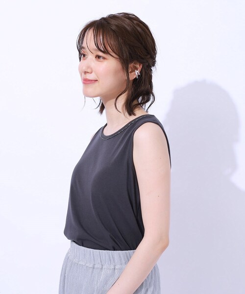 SHOO・LA・RUE（シューラルー）の「さりげないビーズで差をつける ビーズネックタンクトップ（タンクトップ・レディース・ホワイト/ブラック/ダークグレー・03/04/02）」の12枚目の写真