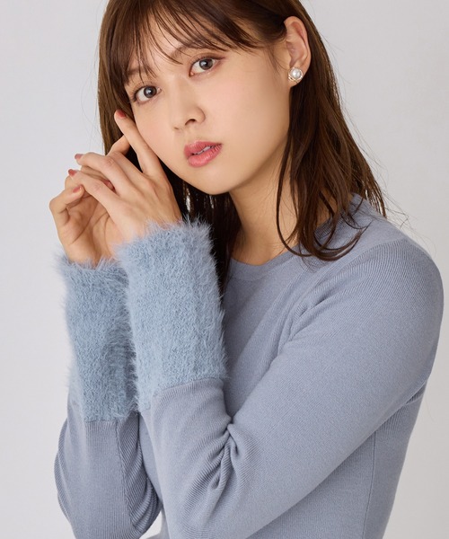 alotta（アロッタ）の「袖口フェザー切替ニットプルオーバー（ニット/セーター・レディース・グレイッシュブルー/ホワイト/ブラック・M/S/LL/L）」の3枚目の写真