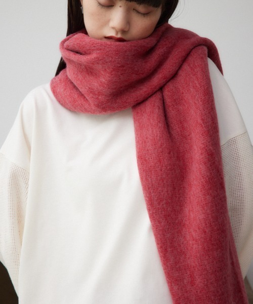 AZUL by moussy（アズールバイマウジー）の「ニットフリンジストール（ストール/ショール・レディース・ライトベージュ/レッド/ターコイズブルー/チャコールグレー・FREE）」の4枚目の写真