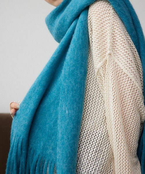 AZUL by moussy（アズールバイマウジー）の「ニットフリンジストール（ストール/ショール・レディース・ライトベージュ/レッド/ターコイズブルー/チャコールグレー・FREE）」の3枚目の写真