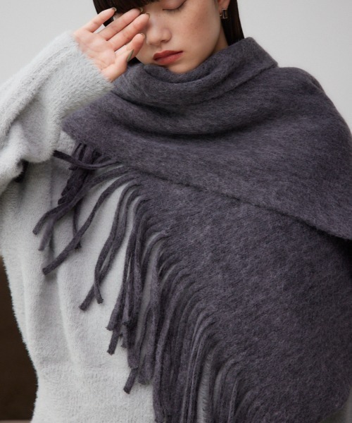 AZUL by moussy（アズールバイマウジー）の「ニットフリンジストール（ストール/ショール・レディース・ライトベージュ/レッド/ターコイズブルー/チャコールグレー・FREE）」の2枚目の写真