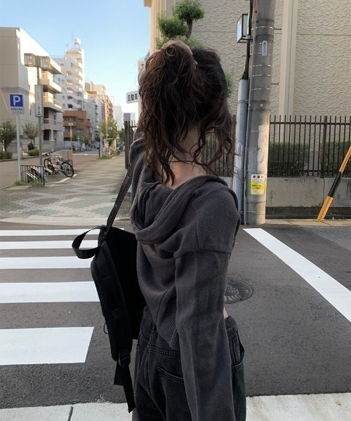 anyonemore（エニワンモア）の「ダブルジップクロップドニットジップパーカー（パーカー・レディース・チャコール・FREE）」の10枚目の写真