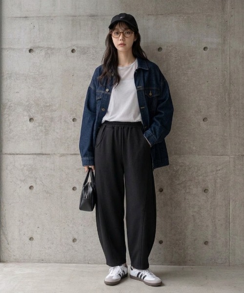 AMELY(エミリー)の「程よいルーズ感でこなれた印象に◎パネルラインカーブパンツ/美脚効果/スタイルアップ/体型カバー(スウェットパンツ・レディース・ベージュ/ブラック/ライトグレー/ダークグレー/ダークブラウン/カーキ/グレー/ホワイト・フリー)」の14枚目の写真