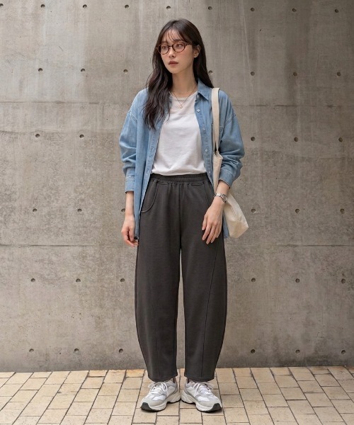 AMELY(エミリー)の「程よいルーズ感でこなれた印象に◎パネルラインカーブパンツ/美脚効果/スタイルアップ/体型カバー(スウェットパンツ・レディース・ベージュ/ブラック/ライトグレー/ダークグレー/ダークブラウン/カーキ/グレー/ホワイト・フリー)」の21枚目の写真