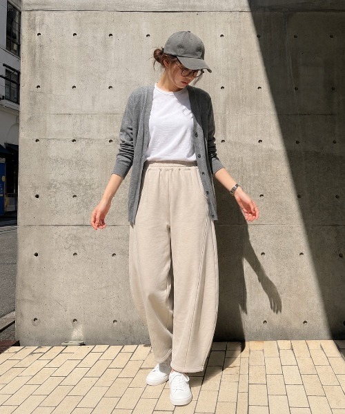 AMELY(エミリー)の「程よいルーズ感でこなれた印象に◎パネルラインカーブパンツ/美脚効果/スタイルアップ/体型カバー(スウェットパンツ・レディース・ベージュ/ブラック/ライトグレー/ダークグレー/ダークブラウン/カーキ/グレー/ホワイト・フリー)」の9枚目の写真