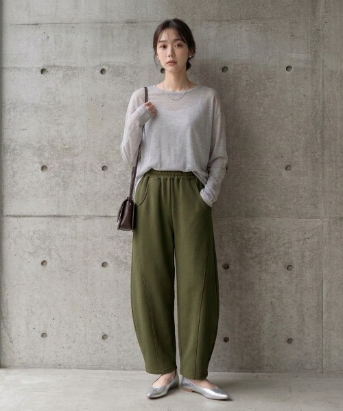 AMELY(エミリー)の「程よいルーズ感でこなれた印象に◎パネルラインカーブパンツ/美脚効果/スタイルアップ/体型カバー(スウェットパンツ・レディース・ベージュ/ブラック/ライトグレー/ダークグレー/ダークブラウン/カーキ/グレー/ホワイト・フリー)」の10枚目の写真