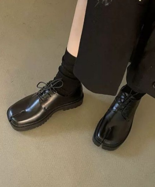 AMELY(エミリー)の「レースアップタビローファーシューズ(ローファー・レディース・シルバー/ブラック/アイボリー・37/36/35/39/38)」の2枚目の写真