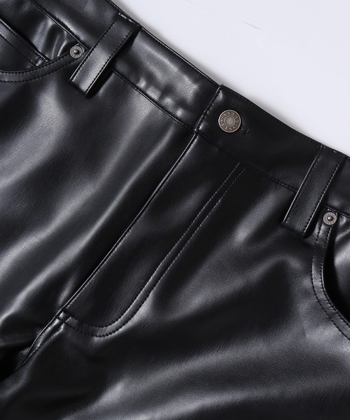 Guess(ゲス)の「GUESS GO RAYMOND PU CARPENTER PANT 合成皮革 ワイドペインターパンツ(その他パンツ・メンズ・ブラック・30/31/32)」の3枚目の写真