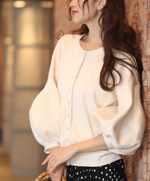 Sawa a la mode(サワアラモード)の「パールが連なるふんわり袖ニットカーディガン(ニット/セーター・レディース・ピンク/オフホワイト/ブルー/ブラック・FREE)」の2枚目の写真