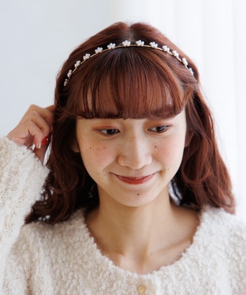 flower（フラワー）の「パールフラワーヘアバンド（カチューシャ・レディース・ゴールド・FREE）」の2枚目の写真
