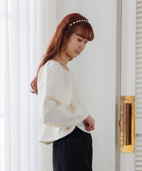 flower（フラワー）の「パールフラワーヘアバンド（カチューシャ・レディース・ゴールド・FREE）」の4枚目の写真