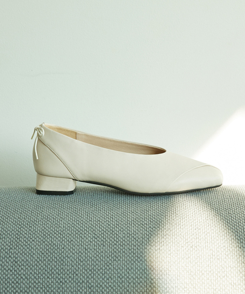 Au BANNISTER（オゥバニスター）の「ピープトゥリボン ソフトシューズ（パンプス・レディース・ブラック/オレンジ/グリーン/アイボリー・37/38/36/35/39）」の2枚目の写真