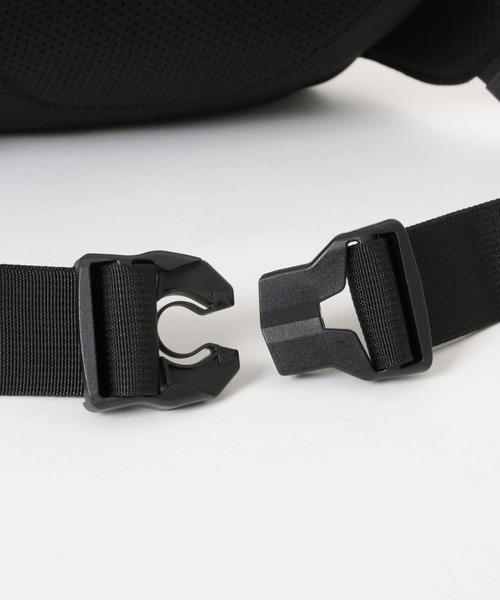 SALOMON(サロモン)の「SALOMON ACS WAIST PACK 3(ボディバッグ/ウエストポーチ・メンズ・ブラック・-)」の6枚目の写真