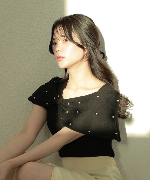M DOLLY(エムドリー)の「ribbon pearl french sleeve tops/リボンパールフレンチスリーブトップス(ニット/セーター・レディース・ブラック/アイボリー/ピンク・M/S)」の1枚目の写真