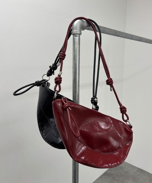 ISOOK（アイスー）の「【ISOOK / アイスー】レザーライクハーフムーンバッグ / 三日月型 ミニ ショルダー 合皮 ファスナー仕様 ペットボトルが入る 無地 肩掛け きれいめ カラビナ ブラック レッド 黒 赤 ZOZOTOWN限定（ハンドバッグ・レディース・レッド/ブラック・FREE）」の21枚目の写真