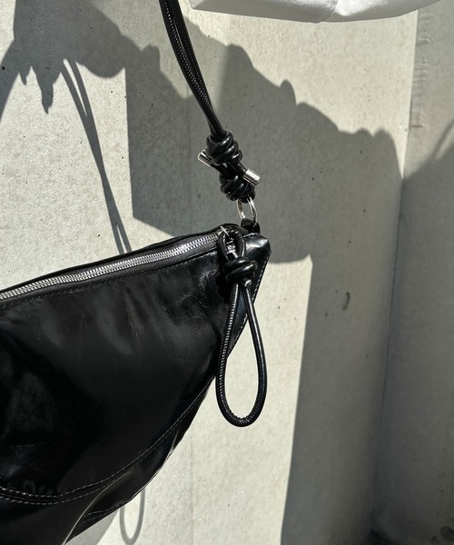 ISOOK（アイスー）の「【ISOOK / アイスー】レザーライクハーフムーンバッグ / 三日月型 ミニ ショルダー 合皮 ファスナー仕様 ペットボトルが入る 無地 肩掛け きれいめ カラビナ ブラック レッド 黒 赤 ZOZOTOWN限定（ハンドバッグ・レディース・レッド/ブラック・FREE）」の16枚目の写真