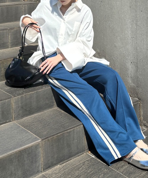 ISOOK（アイスー）の「【ISOOK / アイスー】レザーライクハーフムーンバッグ / 三日月型 ミニ ショルダー 合皮 ファスナー仕様 ペットボトルが入る 無地 肩掛け きれいめ カラビナ ブラック レッド 黒 赤 ZOZOTOWN限定（ハンドバッグ・レディース・レッド/ブラック・FREE）」の7枚目の写真