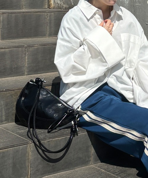 ISOOK（アイスー）の「【ISOOK / アイスー】レザーライクハーフムーンバッグ / 三日月型 ミニ ショルダー 合皮 ファスナー仕様 ペットボトルが入る 無地 肩掛け きれいめ カラビナ ブラック レッド 黒 赤 ZOZOTOWN限定（ハンドバッグ・レディース・レッド/ブラック・FREE）」の10枚目の写真