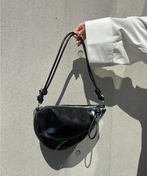 ISOOK（アイスー）の「【ISOOK / アイスー】レザーライクハーフムーンバッグ / 三日月型 ミニ ショルダー 合皮 ファスナー仕様 ペットボトルが入る 無地 肩掛け きれいめ カラビナ ブラック レッド 黒 赤 ZOZOTOWN限定（ハンドバッグ・レディース・レッド/ブラック・FREE）」の8枚目の写真