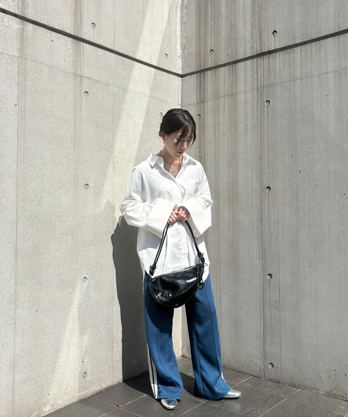 ISOOK（アイスー）の「【ISOOK / アイスー】レザーライクハーフムーンバッグ / 三日月型 ミニ ショルダー 合皮 ファスナー仕様 ペットボトルが入る 無地 肩掛け きれいめ カラビナ ブラック レッド 黒 赤 ZOZOTOWN限定（ハンドバッグ・レディース・レッド/ブラック・FREE）」の14枚目の写真