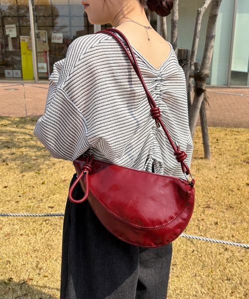 ISOOK（アイスー）の「【ISOOK / アイスー】レザーライクハーフムーンバッグ / 三日月型 ミニ ショルダー 合皮 ファスナー仕様 ペットボトルが入る 無地 肩掛け きれいめ カラビナ ブラック レッド 黒 赤 ZOZOTOWN限定（ハンドバッグ・レディース・レッド/ブラック・FREE）」の3枚目の写真